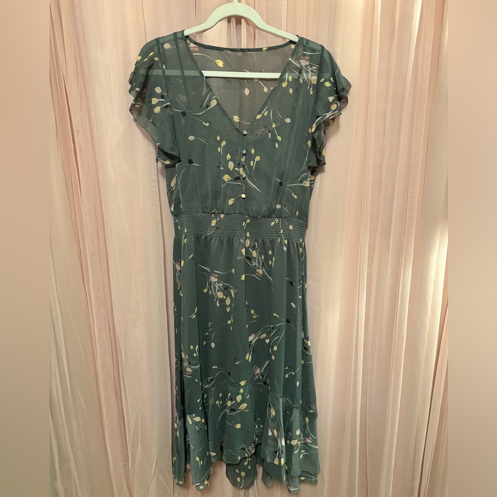 Gorgeous and flowy rarely worn WHBM dress